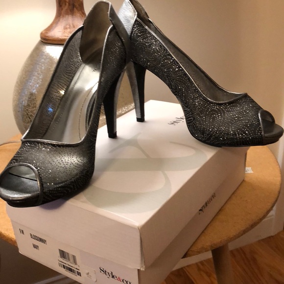 Heels - Picture 2 of 4